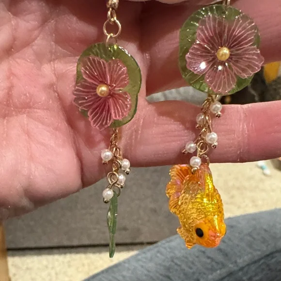 Lily pad Fish Earrings - Picture 5 of 6